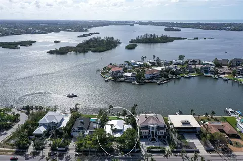 864 Siesta Dr, Sarasota, FL 34242