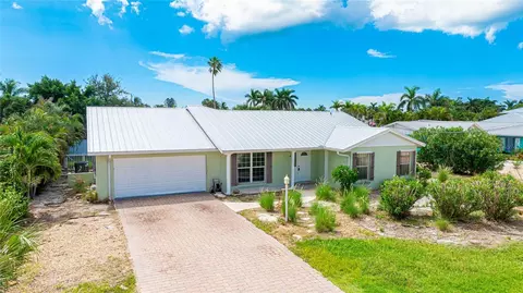 678 Key Royale Dr, Holmes Beach, FL 34217