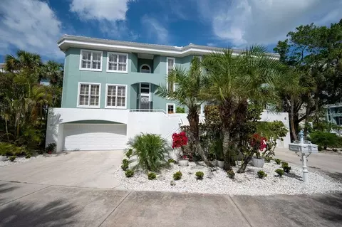 3927 Somerset Dr, Sarasota, FL 34242