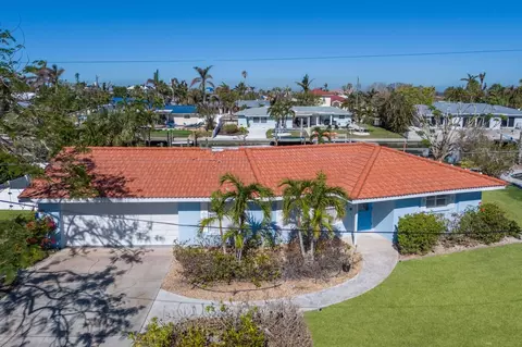 621 Emerald Ln, Holmes Beach, FL 34217