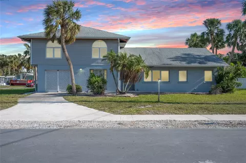 5607 Holmes Blvd, Holmes Beach, FL 34217