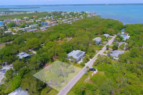 561 Gulf Bay Rd, Longboat Key, FL 34228