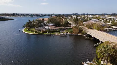 543 Key Royale Dr, Holmes Beach, FL 34217