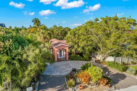 235 Grant Dr, Sarasota, FL 34236