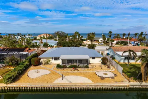 606 Gladstone Ln, Holmes Beach, FL 34217