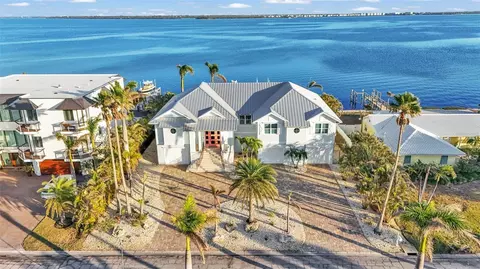 635 Key Royale Dr, Holmes Beach, FL 34217