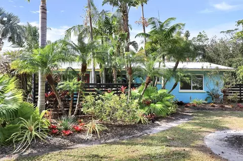 2135 Hyde Park Cir, Sarasota, FL 34239