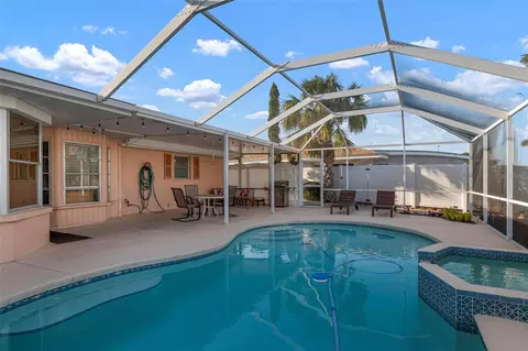 Exterior - 5207 Bimini Dr, Bradenton, FL 34210 photo 5 of 10