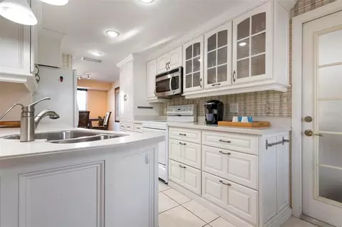Kitchen - 5207 Bimini Dr, Bradenton, FL 34210 photo 4 of 4