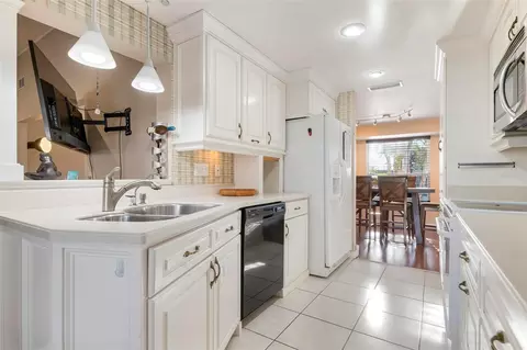 Kitchen - 5207 Bimini Dr, Bradenton, FL 34210 photo 2 of 4