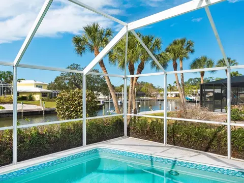5560 Shadow Lawn Dr, Sarasota, FL 34242