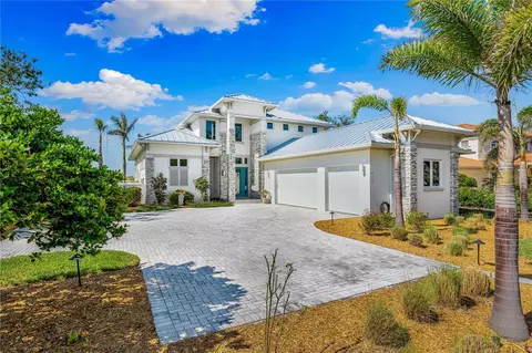 935 Bayshore Rd, Nokomis, FL 34275