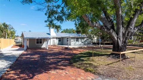 527 Freeling Dr, Sarasota, FL 34242