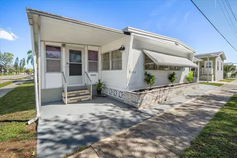 2103 18th St W, Bradenton, FL 34205