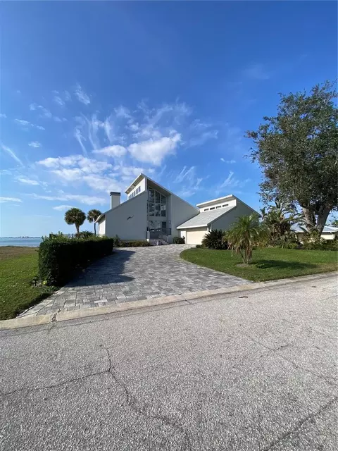 3104 Bay Dr, Bradenton, FL 34207
