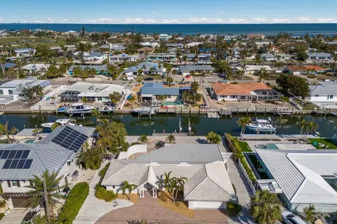 627 Dundee Ln, Holmes Beach, FL 34217