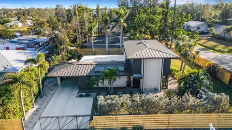 3026 Mayflower St, Sarasota, FL 34231