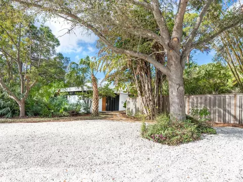 8472 Bay Breeze Ln, Sarasota, FL 34243
