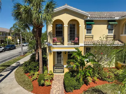 1570 Napoli Dr W, Sarasota, FL 34232