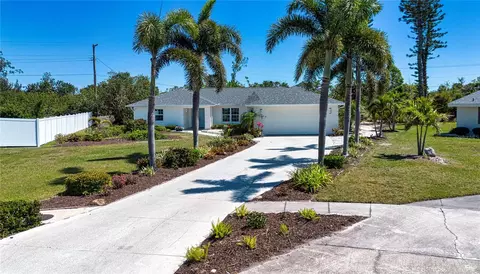 2466 Breakwater Cir, Sarasota, FL 34231