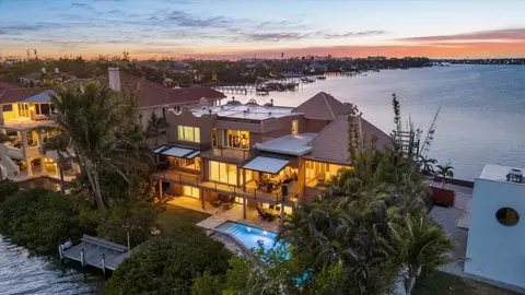 1364 Point Crisp Rd, Sarasota, FL 34242
