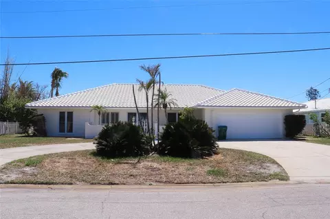 618 Gladstone Ln, Holmes Beach, FL 34217