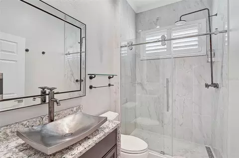Bath - 13 Bayhead Ln, Osprey, FL 34229 photo 3 of 3