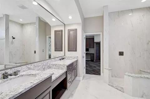 Bath - 13 Bayhead Ln, Osprey, FL 34229 photo 1 of 3