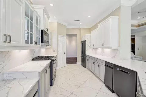 Kitchen - 13 Bayhead Ln, Osprey, FL 34229 photo 4 of 6