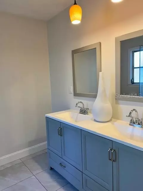 Bath - 110 Pine Ave, Osprey, FL 34229 photo 1 of 2