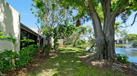 631 Woodlawn Dr, Bradenton, FL 34210