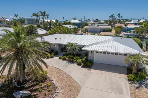 606 Emerald Ln, Holmes Beach, FL 34217