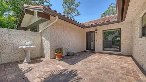 5458 Golf Pointe Dr, Sarasota, FL 34243