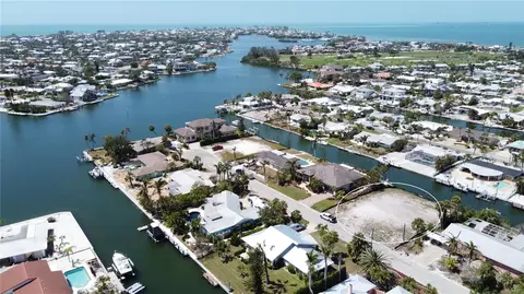 609 Baronet Ln, Holmes Beach, FL 34217