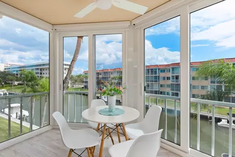 1250 N Portofino Dr #304, Sarasota, FL 34242
