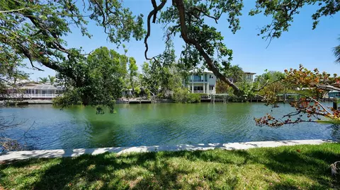 5033 Oxford Dr, Sarasota, FL 34242