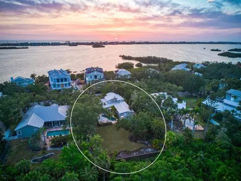 8871 Fishermens Bay Dr, Sarasota, FL 34231