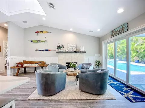 Living - 403 75th St, Holmes Beach, FL 34217 photo 4 of 9
