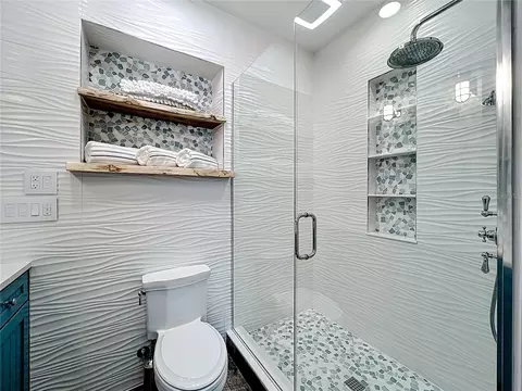 Bath - 403 75th St, Holmes Beach, FL 34217 photo 2 of 7