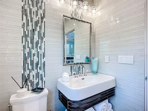 Bath - 403 75th St, Holmes Beach, FL 34217 photo 5 of 7
