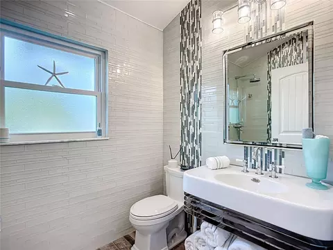 Bath - 403 75th St, Holmes Beach, FL 34217 photo 4 of 7