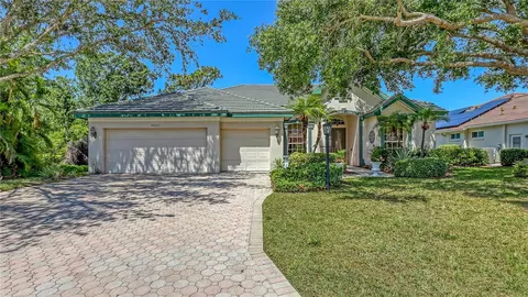 4920 Woodhurst Dr, Sarasota, FL 34243