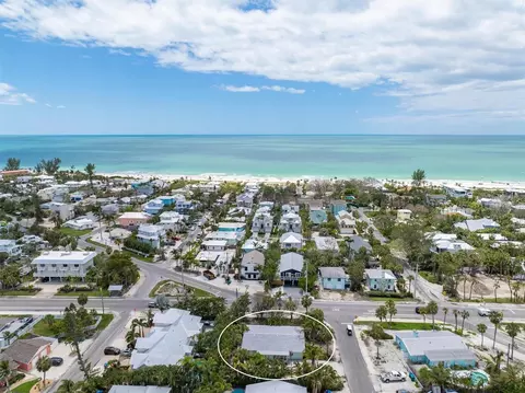 8105 Gulf Dr, Holmes Beach, FL 34217
