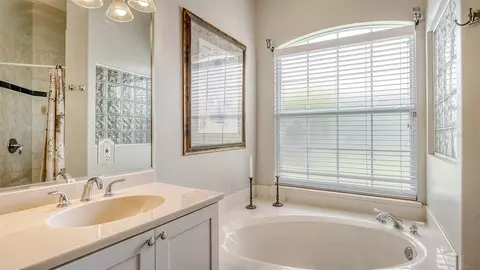 Bath - 4612 4th Ave E, Bradenton, FL 34208 photo 2 of 4