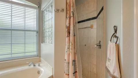 Bath - 4612 4th Ave E, Bradenton, FL 34208 photo 3 of 4
