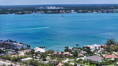 203 Robin Dr, Sarasota, FL 34236