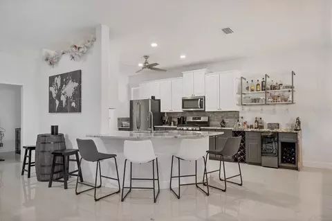 Kitchen - 7119 67th Ter E, Bradenton, FL 34203 photo 1 of 6