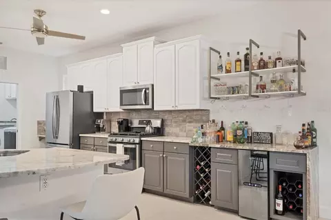 Kitchen - 7119 67th Ter E, Bradenton, FL 34203 photo 4 of 6