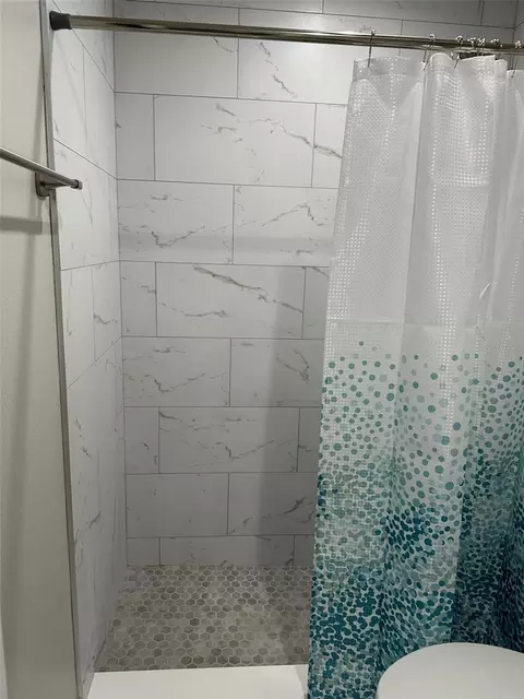 Bath - 1840 3rd Ave E, Bradenton, FL 34208 photo 7 of 8