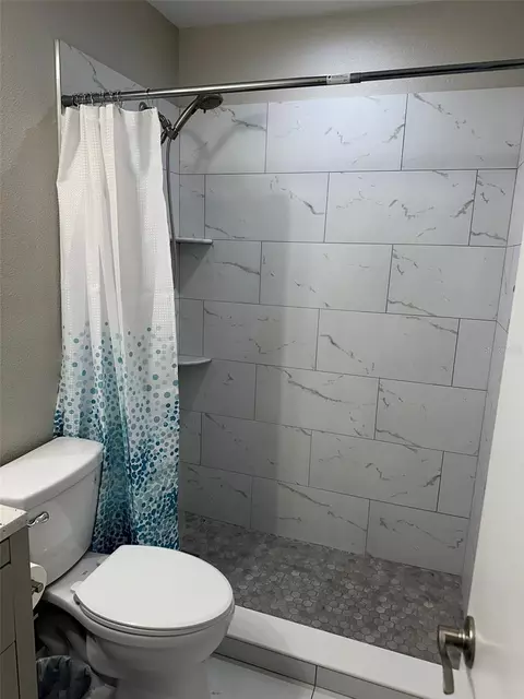 Bath - 1840 3rd Ave E, Bradenton, FL 34208 photo 4 of 8